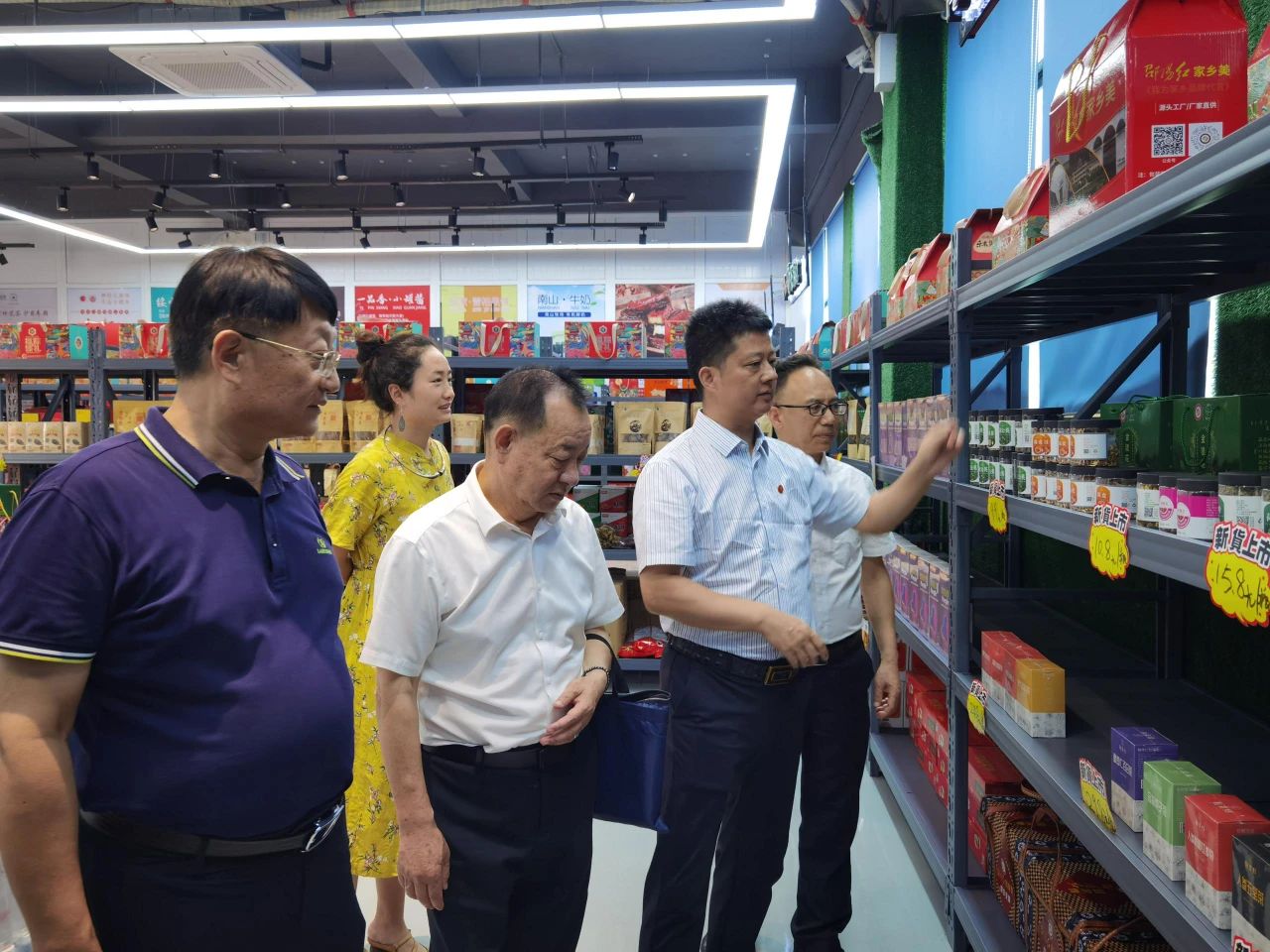 市人大羅早林主任陪同農業農村部鄉村振興專家一行到邵陽紅出貨倉-天香生物產業園考察指導