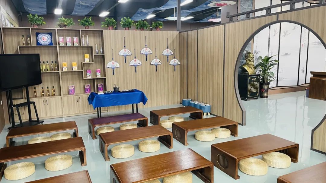 種下梧桐樹，引得鳳凰來