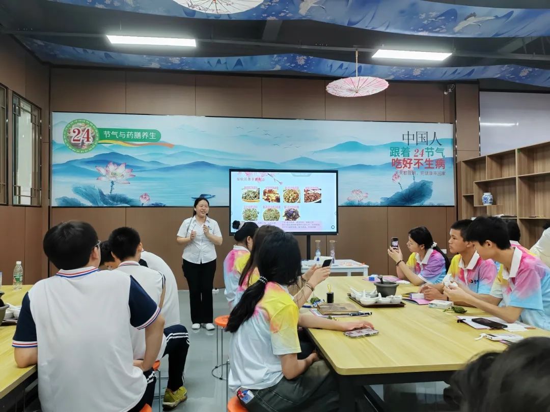 湖南九味中醫藥研學實踐教育基地迎來了一場別開生面的研學實踐活動